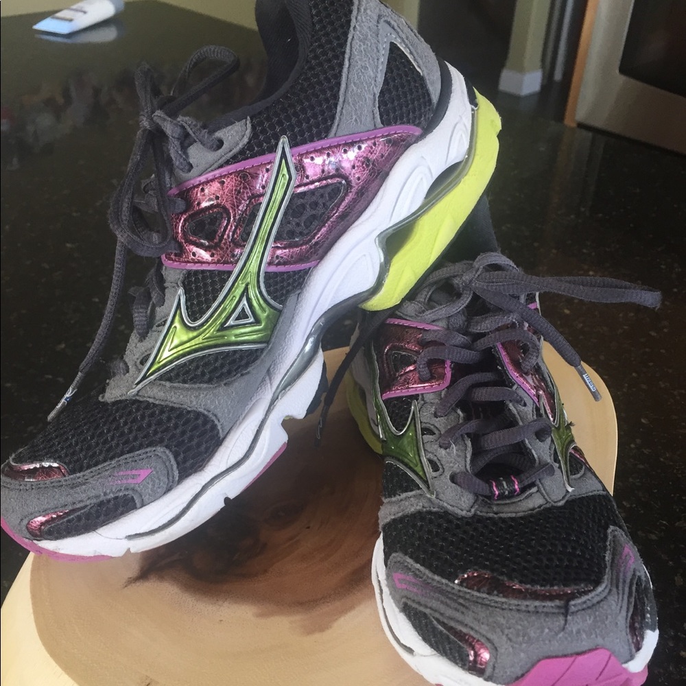 MIZUNO tennies. Size 6